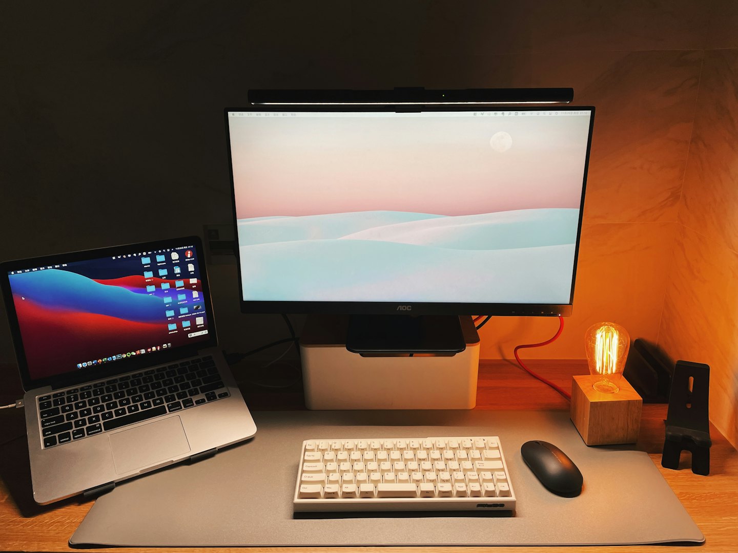 Na drevenom kancelárskom stole je položený notebook a monitor.